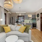 Case de vacanță Azure Breeze - Coastal Chic Getaway By The Sea