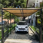 Case de vacanță Azure Breeze - Coastal Chic Getaway By The Sea *