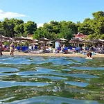 Case de vacanță Azure Breeze - Coastal Chic Getaway By The Sea