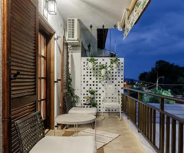 Holiday home Azure Breeze - Coastal Chic Getaway By The Sea