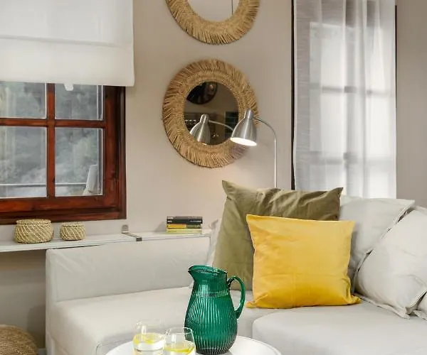 Holiday home Azure Breeze - Coastal Chic Getaway By The Sea