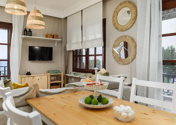 Holiday home Azure Breeze - Coastal Chic Getaway By The Sea *