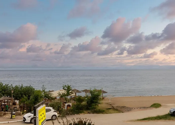 Holiday home Azure Breeze - Coastal Chic Getaway By The Sea