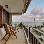 Case de vacanță Azure Breeze - Coastal Chic Getaway By The Sea