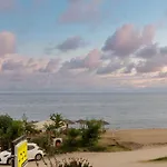 Case de vacanță Azure Breeze - Coastal Chic Getaway By The Sea