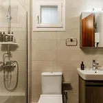 Case de vacanță Azure Breeze - Coastal Chic Getaway By The Sea