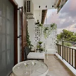 Case de vacanță Azure Breeze - Coastal Chic Getaway By The Sea *