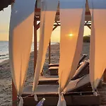Azure Breeze - Coastal Chic Getaway By The Sea Case de vacanță