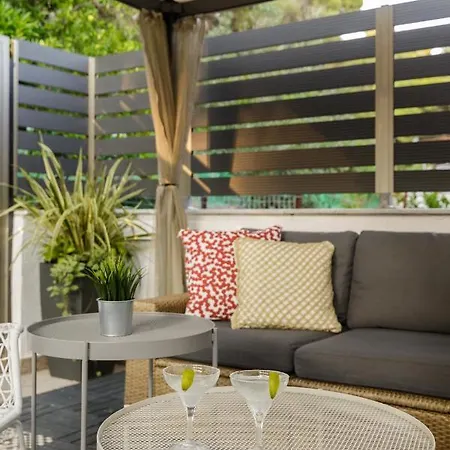Nyaraló Azure Breeze - Coastal Chic Getaway By The Sea *