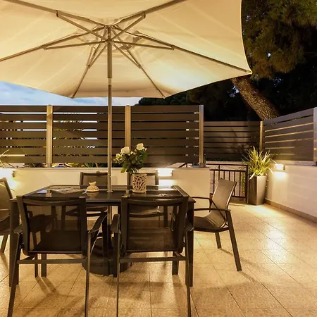 Azure Breeze - Coastal Chic Getaway By The Sea *