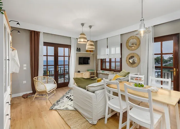 Vakantiehuis Azure Breeze - Coastal Chic Getaway By The Sea *