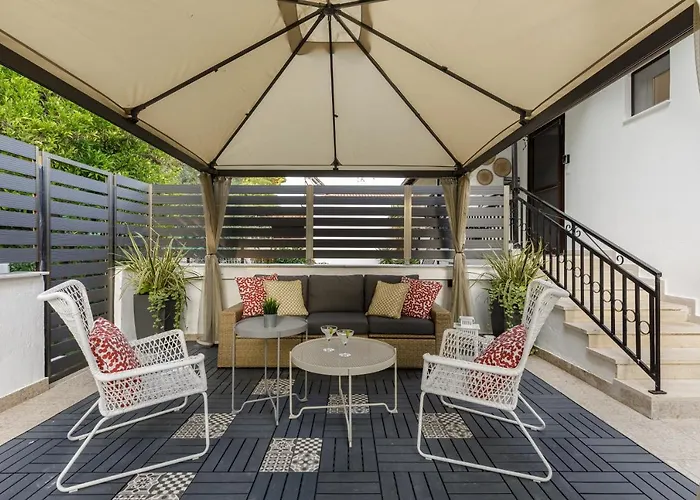 Vakantiehuis Azure Breeze - Coastal Chic Getaway By The Sea