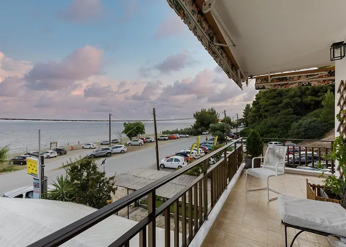 Case de vacanță Azure Breeze - Coastal Chic Getaway By The Sea Psakoudia