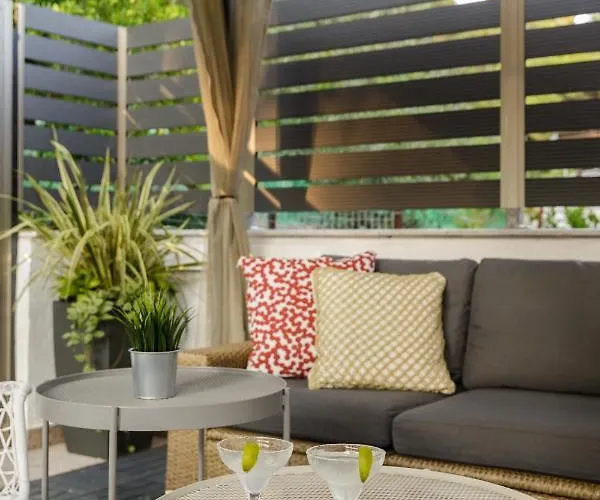 Case de vacanță Azure Breeze - Coastal Chic Getaway By The Sea *