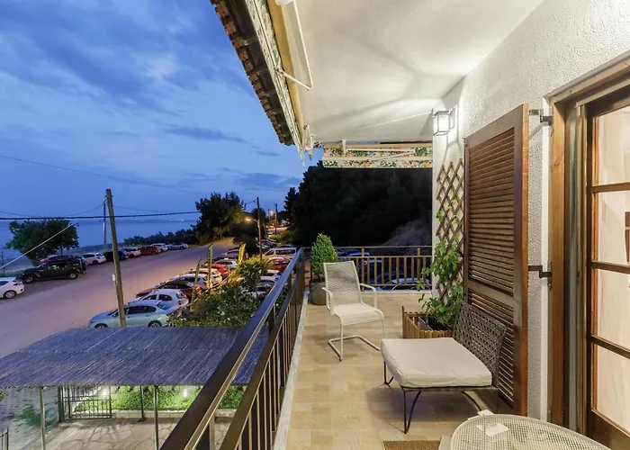 Vakantiehuis Azure Breeze - Coastal Chic Getaway By The Sea *