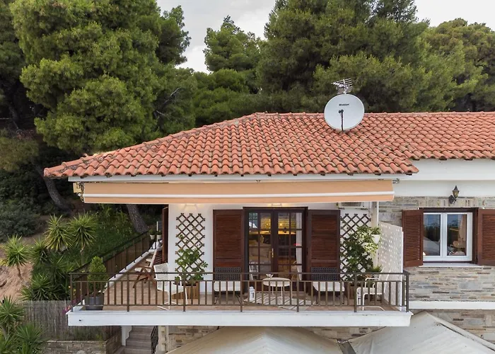 Case de vacanță Azure Breeze - Coastal Chic Getaway By The Sea