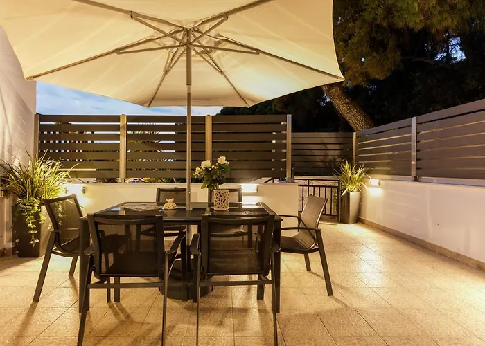Azure Breeze - Coastal Chic Getaway By The Sea *