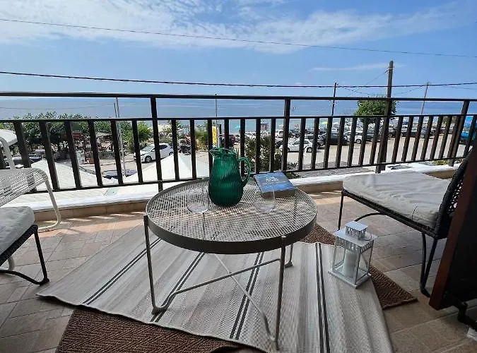 Azure Breeze - Coastal Chic Getaway By The Sea