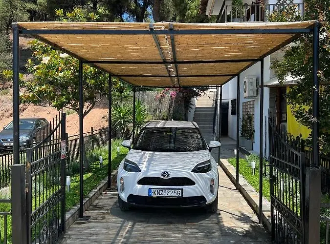 Case de vacanță Azure Breeze - Coastal Chic Getaway By The Sea *