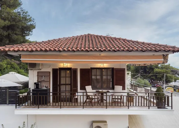 Azure Breeze - Coastal Chic Getaway By The Sea