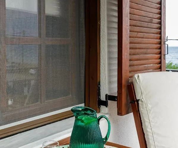 Case de vacanță Azure Breeze - Coastal Chic Getaway By The Sea Psakoudia