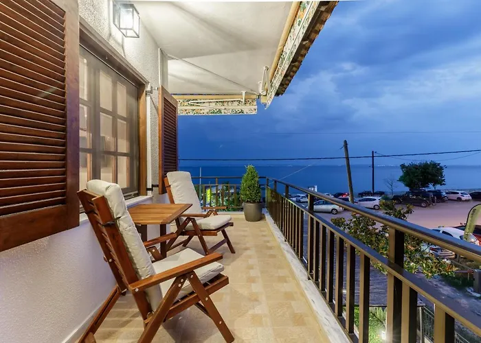 Case de vacanță Azure Breeze - Coastal Chic Getaway By The Sea *